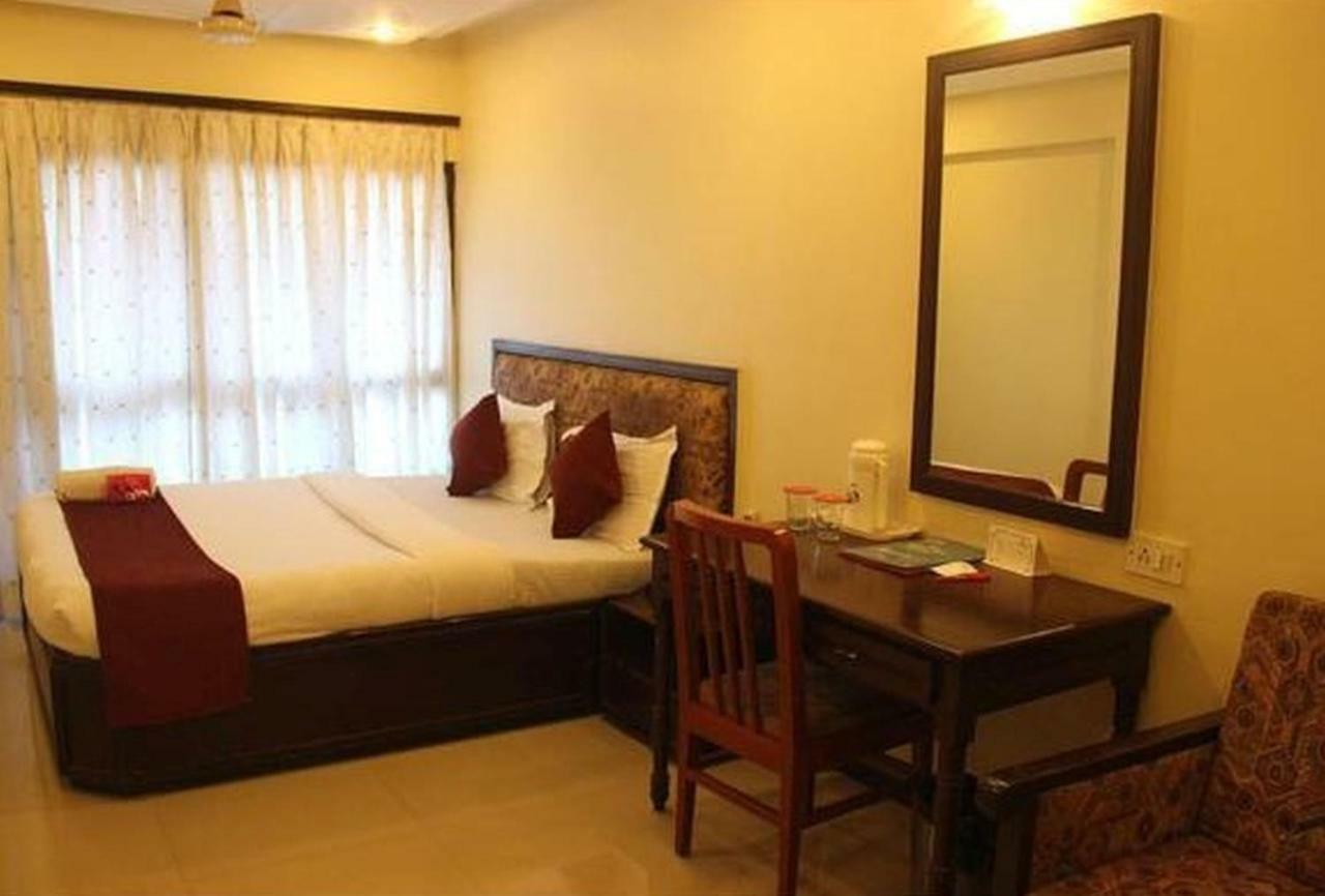 P M Regency Hotel Vadodara Eksteriør billede