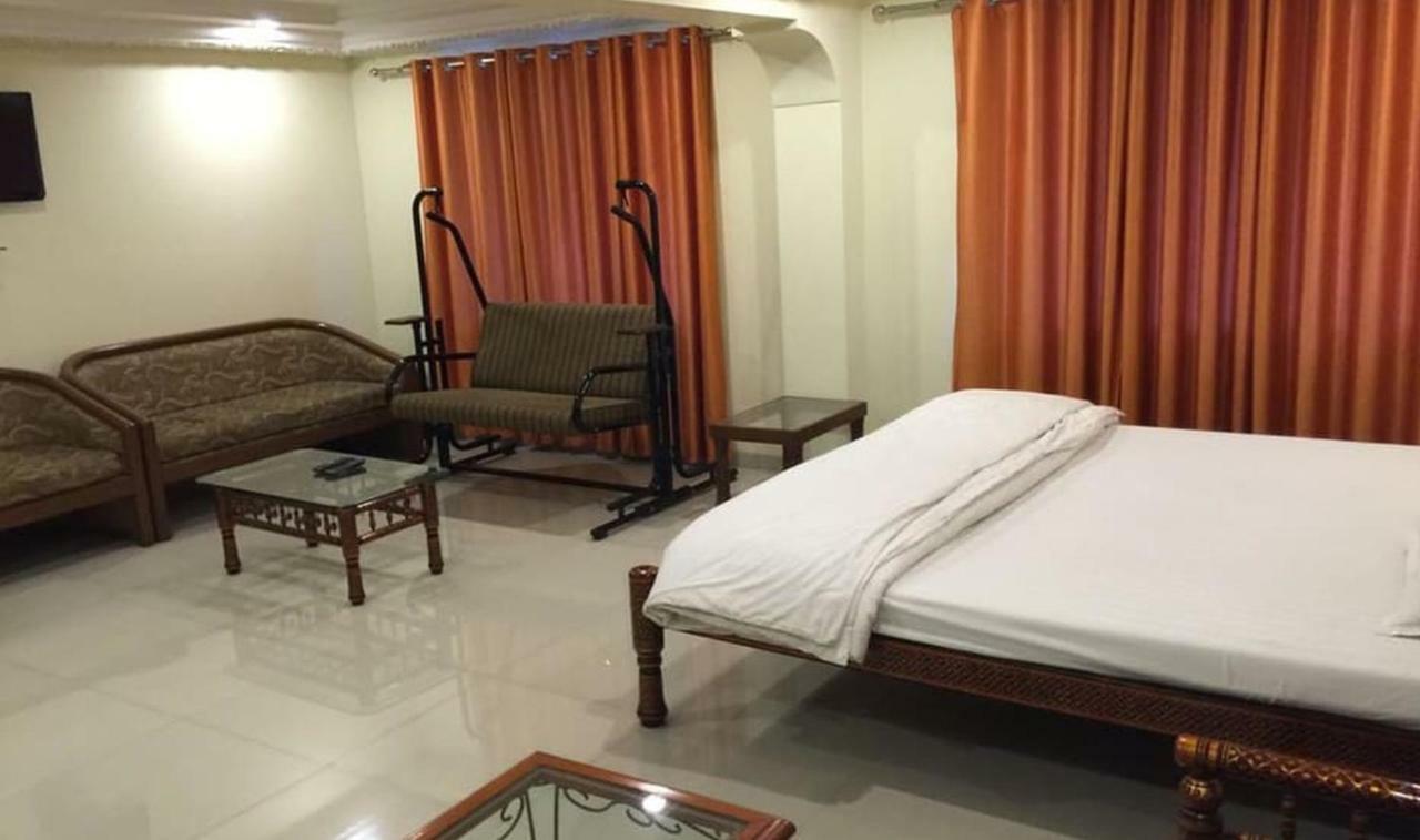 P M Regency Hotel Vadodara Eksteriør billede